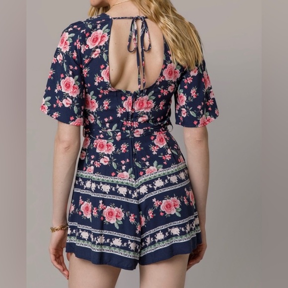 Francesca’s Trixxi Coral & Navy Blue Rose Floral Romper Size Medium - Picture 2 of 16